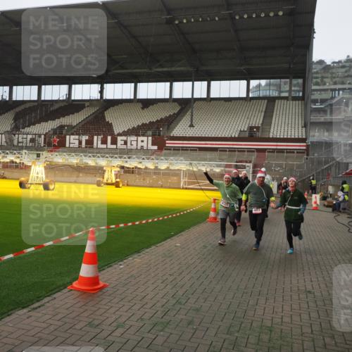07.12.2025 - St. Pauli X-Mass-Run No. 15 Fabian Wolf http://msf.ph/oto/9389566 07.12.2025 10:21:58 Ziel 1488, 2944, 2945, 3999, 4000, 4321, 4322, 4323, 4415 meine-sportfotos.de