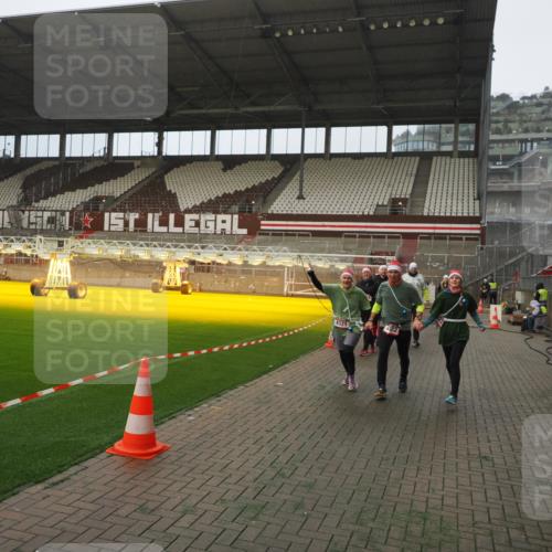 07.12.2025 - St. Pauli X-Mass-Run No. 15 Fabian Wolf http://msf.ph/oto/9389570 07.12.2025 10:21:58 Ziel 1488, 2944, 2945, 3999, 4000, 4321, 4322, 4323, 4415 meine-sportfotos.de