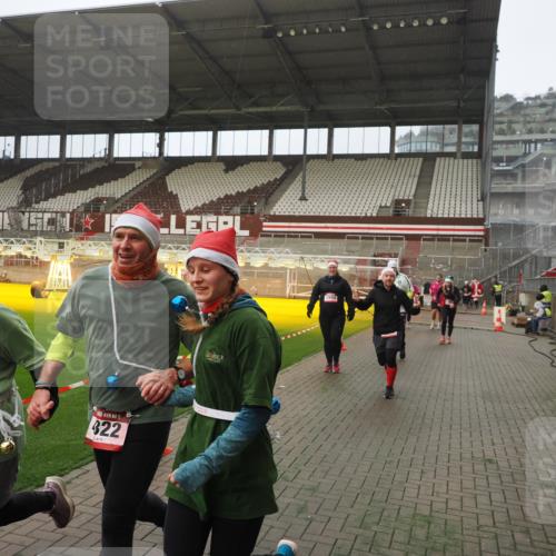 07.12.2025 - St. Pauli X-Mass-Run No. 15 Fabian Wolf http://msf.ph/oto/9389600 07.12.2025 10:22:00 Ziel 1488, 2944, 2945, 3999, 4000, 4321, 4322, 4323, 4415 meine-sportfotos.de