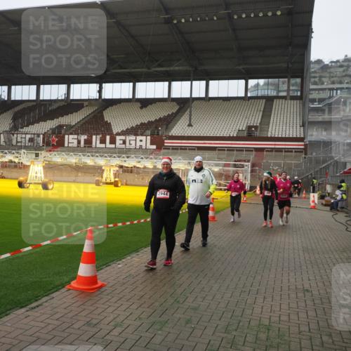 07.12.2025 - St. Pauli X-Mass-Run No. 15 Fabian Wolf http://msf.ph/oto/9389632 07.12.2025 10:22:03 Ziel 1371, 1488, 2944, 2945, 3999, 4000, 4321, 4322, 4323, 4415 meine-sportfotos.de