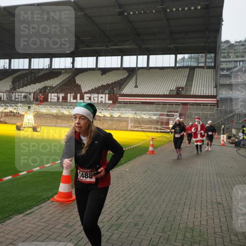 07.12.2025 - St. Pauli X-Mass-Run No. 15 Fabian Wolf http://msf.ph/oto/9389684 07.12.2025 10:22:08 Ziel 1371, 1488, 2817, 2818, 2819, 2945, 3431, 3736, 3999, 4000, 4321, 4322, 4323, 4415 meine-sportfotos.de