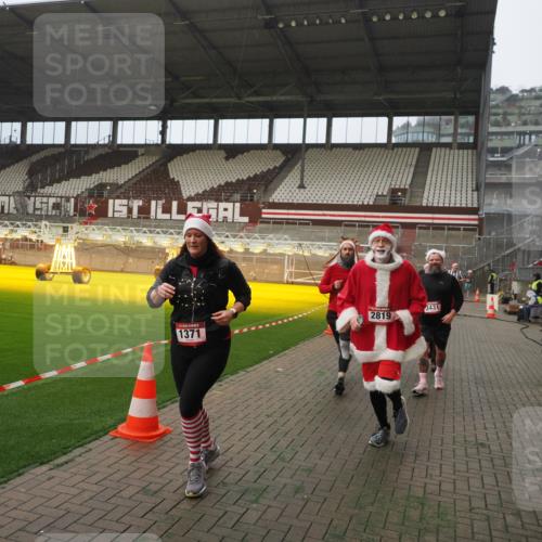 07.12.2025 - St. Pauli X-Mass-Run No. 15 Fabian Wolf http://msf.ph/oto/9389697 07.12.2025 10:22:11 Ziel 1371, 1488, 2817, 2818, 2819, 3431, 3736, 3999, 4000, 4321, 4322, 4323, 4415, 4774 meine-sportfotos.de
