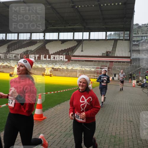 07.12.2025 - St. Pauli X-Mass-Run No. 15 Fabian Wolf http://msf.ph/oto/9389739 07.12.2025 10:22:14 Ziel 1371, 1488, 2817, 2818, 2819, 3431, 3736, 3999, 4000, 4415, 4774 meine-sportfotos.de