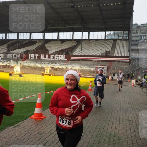 07.12.2025 - St. Pauli X-Mass-Run No. 15 Fabian Wolf http://msf.ph/oto/9389743 07.12.2025 10:22:14 Ziel 1371, 1488, 2817, 2818, 2819, 3431, 3736, 3999, 4000, 4415, 4774 meine-sportfotos.de
