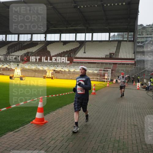 07.12.2025 - St. Pauli X-Mass-Run No. 15 Fabian Wolf http://msf.ph/oto/9389754 07.12.2025 10:22:15 Ziel 1371, 1488, 2184, 2817, 2818, 2819, 3431, 3736, 3999, 4000, 4415, 4774 meine-sportfotos.de