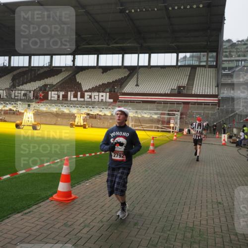 07.12.2025 - St. Pauli X-Mass-Run No. 15 Fabian Wolf http://msf.ph/oto/9389757 07.12.2025 10:22:15 Ziel 1371, 1488, 2184, 2817, 2818, 2819, 3431, 3736, 3999, 4000, 4415, 4774 meine-sportfotos.de