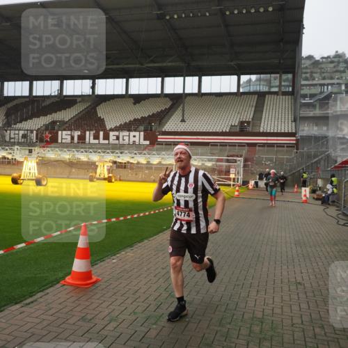 07.12.2025 - St. Pauli X-Mass-Run No. 15 Fabian Wolf http://msf.ph/oto/9389768 07.12.2025 10:22:18 Ziel 1371, 2184, 2817, 2818, 2819, 3431, 3736, 4771, 4774, 4781 meine-sportfotos.de