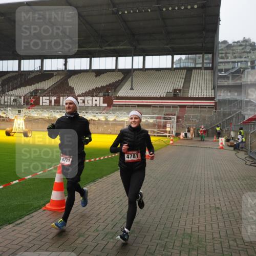 07.12.2025 - St. Pauli X-Mass-Run No. 15 Fabian Wolf http://msf.ph/oto/9389812 07.12.2025 10:22:25 Ziel 2184, 2817, 2818, 3431, 4771, 4774, 4781 meine-sportfotos.de