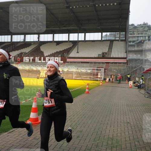 07.12.2025 - St. Pauli X-Mass-Run No. 15 Fabian Wolf http://msf.ph/oto/9389820 07.12.2025 10:22:25 Ziel 2184, 2817, 2818, 3431, 4771, 4774, 4781 meine-sportfotos.de