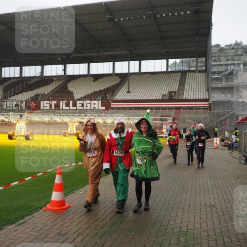 07.12.2025 - St. Pauli X-Mass-Run No. 15 Fabian Wolf http://msf.ph/oto/9389916 07.12.2025 10:22:44 Ziel 715, 739, 794, 1636, 3780, 4287, 4407, 4411, 4419, 4509, 4539 meine-sportfotos.de