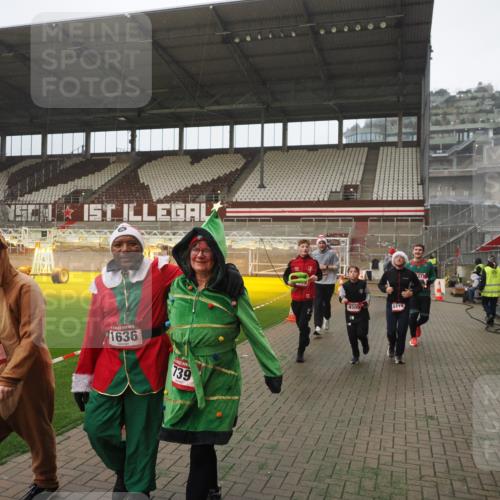 07.12.2025 - St. Pauli X-Mass-Run No. 15 Fabian Wolf http://msf.ph/oto/9389939 07.12.2025 10:22:46 Ziel 715, 739, 794, 1636, 3780, 4287, 4407, 4411, 4419, 4509, 4539 meine-sportfotos.de