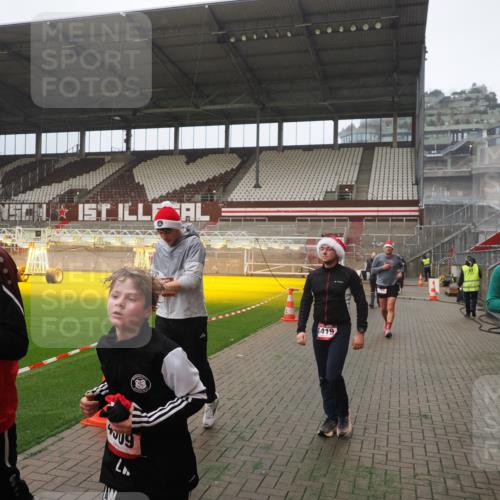 07.12.2025 - St. Pauli X-Mass-Run No. 15 Fabian Wolf http://msf.ph/oto/9389973 07.12.2025 10:22:48 Ziel 794, 3780, 4287, 4407, 4411, 4419, 4509, 4539 meine-sportfotos.de