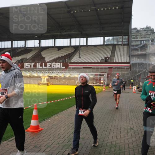07.12.2025 - St. Pauli X-Mass-Run No. 15 Fabian Wolf http://msf.ph/oto/9389987 07.12.2025 10:22:49 Ziel 794, 3780, 4287, 4407, 4411, 4419, 4509, 4539 meine-sportfotos.de
