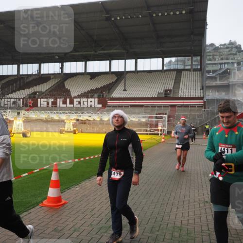 07.12.2025 - St. Pauli X-Mass-Run No. 15 Fabian Wolf http://msf.ph/oto/9389990 07.12.2025 10:22:49 Ziel 794, 3780, 4287, 4407, 4411, 4419, 4509, 4539 meine-sportfotos.de
