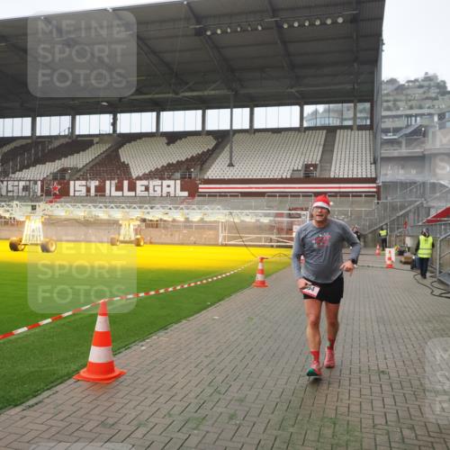 07.12.2025 - St. Pauli X-Mass-Run No. 15 Fabian Wolf http://msf.ph/oto/9390007 07.12.2025 10:22:51 Ziel 794, 2638, 3780, 4287, 4407, 4411, 4419, 4509, 4539 meine-sportfotos.de