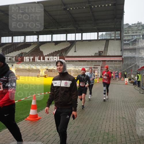 07.12.2025 - St. Pauli X-Mass-Run No. 15 Fabian Wolf http://msf.ph/oto/9390139 07.12.2025 10:23:04 Ziel 1996, 2123, 2304, 2638, 3780, 4287 meine-sportfotos.de