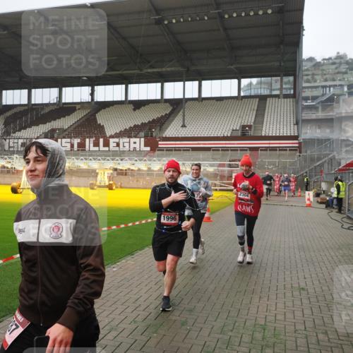 07.12.2025 - St. Pauli X-Mass-Run No. 15 Fabian Wolf http://msf.ph/oto/9390142 07.12.2025 10:23:05 Ziel 1996, 2123, 2304, 2638, 3078, 3079 meine-sportfotos.de
