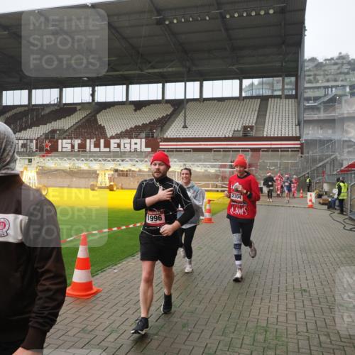 07.12.2025 - St. Pauli X-Mass-Run No. 15 Fabian Wolf http://msf.ph/oto/9390146 07.12.2025 10:23:05 Ziel 1996, 2123, 2304, 2638, 3078, 3079 meine-sportfotos.de