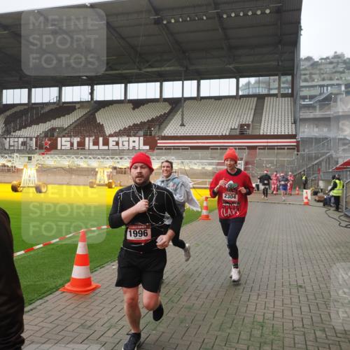 07.12.2025 - St. Pauli X-Mass-Run No. 15 Fabian Wolf http://msf.ph/oto/9390149 07.12.2025 10:23:05 Ziel 1996, 2123, 2304, 2638, 3078, 3079 meine-sportfotos.de