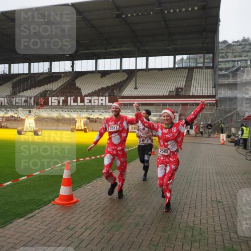 07.12.2025 - St. Pauli X-Mass-Run No. 15 Fabian Wolf http://msf.ph/oto/9390224 07.12.2025 10:23:14 Ziel 1996, 2123, 2304, 2508, 2511, 3052, 3078, 3079 meine-sportfotos.de