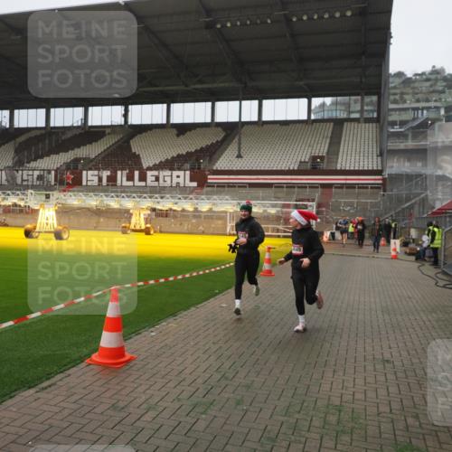 07.12.2025 - St. Pauli X-Mass-Run No. 15 Fabian Wolf http://msf.ph/oto/9390289 07.12.2025 10:23:28 Ziel 638, 4005, 4141, 4145, 4458, 4549 meine-sportfotos.de