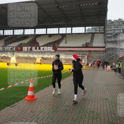 07.12.2025 - St. Pauli X-Mass-Run No. 15 Fabian Wolf http://msf.ph/oto/9390296 07.12.2025 10:23:29 Ziel 638, 3644, 3649, 4005, 4141, 4145, 4458, 4549 meine-sportfotos.de