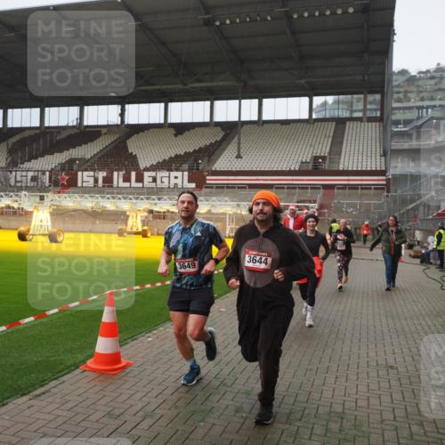 07.12.2025 - St. Pauli X-Mass-Run No. 15 Fabian Wolf http://msf.ph/oto/9390315 07.12.2025 10:23:36 Ziel 638, 3539, 3644, 3649, 3887, 3890, 4005, 4141, 4145, 4458, 4549 meine-sportfotos.de
