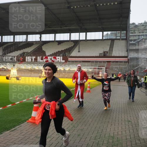 07.12.2025 - St. Pauli X-Mass-Run No. 15 Fabian Wolf http://msf.ph/oto/9390338 07.12.2025 10:23:38 Ziel 638, 3539, 3644, 3649, 3887, 3890, 4145, 4549 meine-sportfotos.de