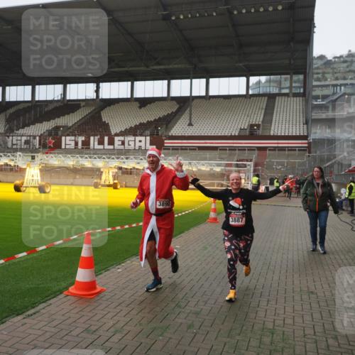 07.12.2025 - St. Pauli X-Mass-Run No. 15 Fabian Wolf http://msf.ph/oto/9390350 07.12.2025 10:23:39 Ziel 638, 1104, 3539, 3644, 3649, 3887, 3890, 4145, 4549 meine-sportfotos.de