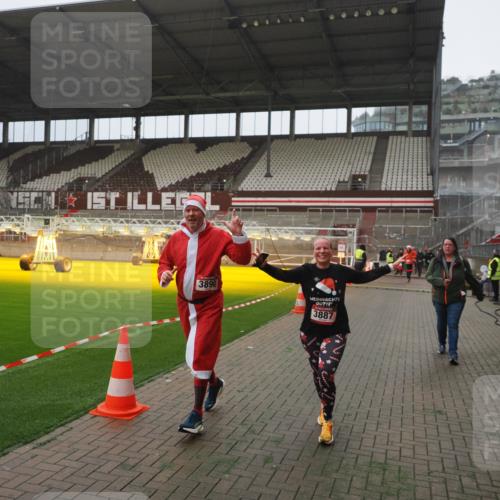 07.12.2025 - St. Pauli X-Mass-Run No. 15 Fabian Wolf http://msf.ph/oto/9390353 07.12.2025 10:23:39 Ziel 638, 1104, 3539, 3644, 3649, 3887, 3890, 4145, 4549 meine-sportfotos.de