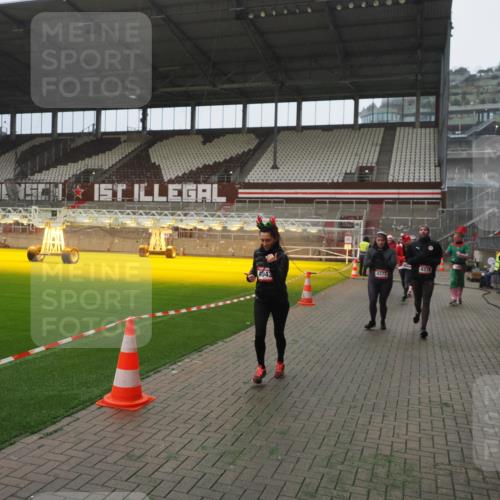 07.12.2025 - St. Pauli X-Mass-Run No. 15 Fabian Wolf http://msf.ph/oto/9390408 07.12.2025 10:23:48 Ziel 1104, 2603, 2634, 3539, 3644, 3649, 3887, 3890, 4043, 4139, 4144, 4377, 4378 meine-sportfotos.de