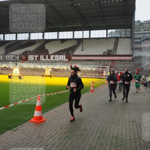 07.12.2025 - St. Pauli X-Mass-Run No. 15 Fabian Wolf http://msf.ph/oto/9390411 07.12.2025 10:23:48 Ziel 1104, 2603, 2634, 3539, 3644, 3649, 3887, 3890, 4043, 4139, 4144, 4377, 4378 meine-sportfotos.de
