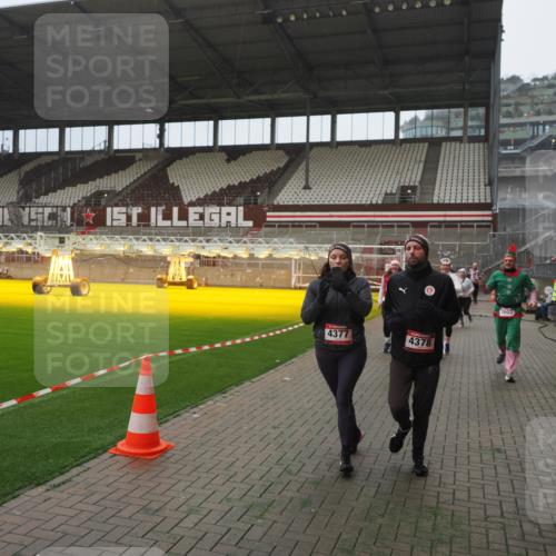 07.12.2025 - St. Pauli X-Mass-Run No. 15 Fabian Wolf http://msf.ph/oto/9390438 07.12.2025 10:23:49 Ziel 1104, 2603, 2634, 3539, 3644, 3649, 3887, 3890, 4043, 4139, 4144, 4377, 4378 meine-sportfotos.de