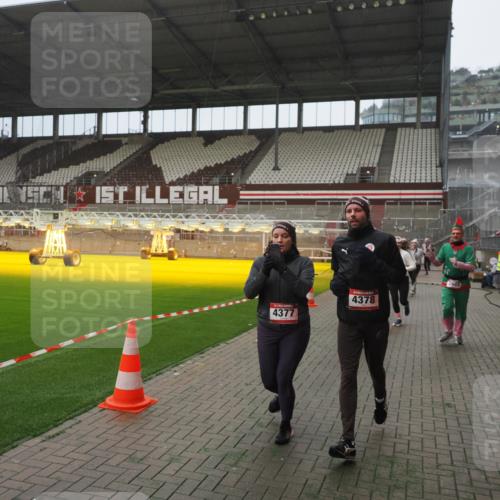 07.12.2025 - St. Pauli X-Mass-Run No. 15 Fabian Wolf http://msf.ph/oto/9390442 07.12.2025 10:23:50 Ziel 1104, 2603, 2634, 3539, 3887, 3890, 3968, 4043, 4139, 4144, 4377, 4378 meine-sportfotos.de