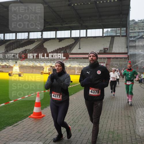 07.12.2025 - St. Pauli X-Mass-Run No. 15 Fabian Wolf http://msf.ph/oto/9390449 07.12.2025 10:23:50 Ziel 1104, 2603, 2634, 3539, 3887, 3890, 3968, 4043, 4139, 4144, 4377, 4378 meine-sportfotos.de