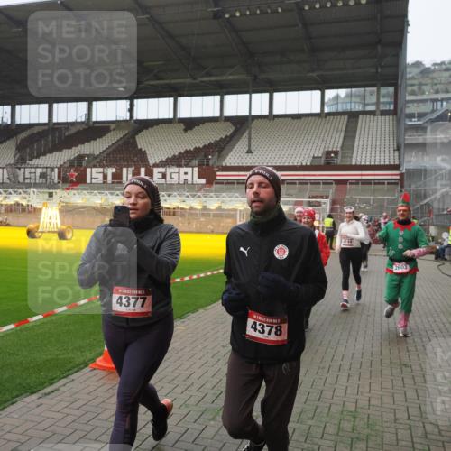 07.12.2025 - St. Pauli X-Mass-Run No. 15 Fabian Wolf http://msf.ph/oto/9390454 07.12.2025 10:23:50 Ziel 1104, 2603, 2634, 3539, 3887, 3890, 3968, 4043, 4139, 4144, 4377, 4378 meine-sportfotos.de