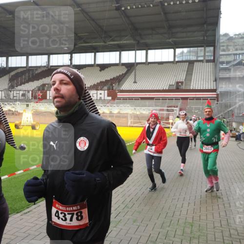 07.12.2025 - St. Pauli X-Mass-Run No. 15 Fabian Wolf http://msf.ph/oto/9390462 07.12.2025 10:23:51 Ziel 1104, 2603, 2634, 3887, 3890, 3968, 4043, 4139, 4144, 4203, 4377, 4378, 4765 meine-sportfotos.de