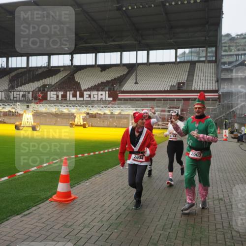07.12.2025 - St. Pauli X-Mass-Run No. 15 Fabian Wolf http://msf.ph/oto/9390470 07.12.2025 10:23:51 Ziel 1104, 2603, 2634, 3887, 3890, 3968, 4043, 4139, 4144, 4203, 4377, 4378, 4765 meine-sportfotos.de