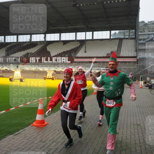 07.12.2025 - St. Pauli X-Mass-Run No. 15 Fabian Wolf http://msf.ph/oto/9390478 07.12.2025 10:23:51 Ziel 1104, 2603, 2634, 3887, 3890, 3968, 4043, 4139, 4144, 4203, 4377, 4378, 4765 meine-sportfotos.de
