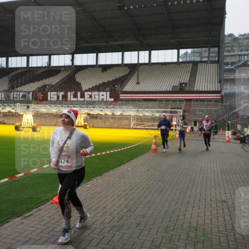 07.12.2025 - St. Pauli X-Mass-Run No. 15 Fabian Wolf http://msf.ph/oto/9390520 07.12.2025 10:23:54 Ziel 1104, 2603, 2634, 3968, 4043, 4139, 4144, 4203, 4377, 4378, 4765 meine-sportfotos.de