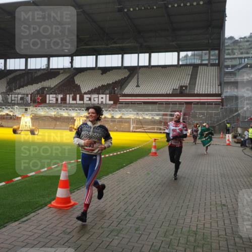 07.12.2025 - St. Pauli X-Mass-Run No. 15 Fabian Wolf http://msf.ph/oto/9390556 07.12.2025 10:23:57 Ziel 711, 1104, 2603, 2634, 3968, 4043, 4139, 4144, 4203, 4377, 4378, 4479, 4765 meine-sportfotos.de
