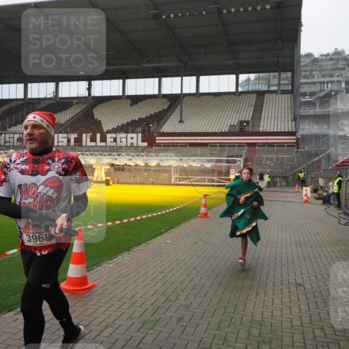 07.12.2025 - St. Pauli X-Mass-Run No. 15 Fabian Wolf http://msf.ph/oto/9390573 07.12.2025 10:23:59 Ziel 711, 1104, 2603, 2634, 3968, 4043, 4139, 4144, 4203, 4377, 4378, 4479, 4765 meine-sportfotos.de