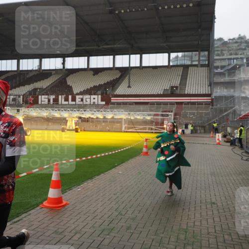 07.12.2025 - St. Pauli X-Mass-Run No. 15 Fabian Wolf http://msf.ph/oto/9390576 07.12.2025 10:23:59 Ziel 711, 1104, 2603, 2634, 3968, 4043, 4139, 4144, 4203, 4377, 4378, 4479, 4765 meine-sportfotos.de