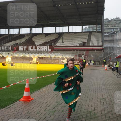 07.12.2025 - St. Pauli X-Mass-Run No. 15 Fabian Wolf http://msf.ph/oto/9390584 07.12.2025 10:24:00 Ziel 711, 2603, 2634, 3968, 4043, 4139, 4144, 4203, 4377, 4378, 4479, 4765 meine-sportfotos.de