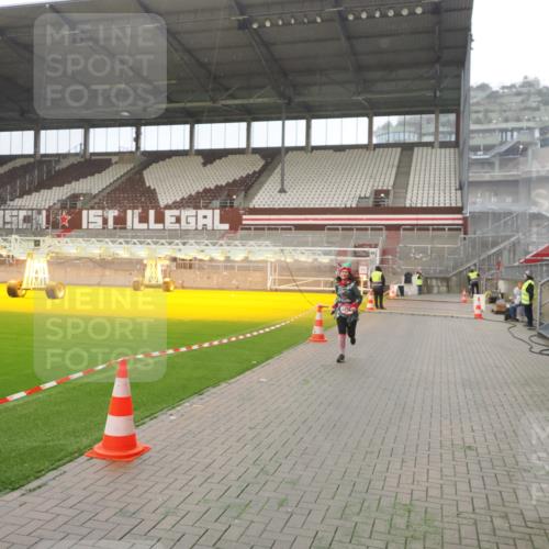 07.12.2025 - St. Pauli X-Mass-Run No. 15 Fabian Wolf http://msf.ph/oto/9390598 07.12.2025 10:24:01 Ziel 711, 2603, 2634, 3968, 4139, 4144, 4203, 4377, 4378, 4479, 4765 meine-sportfotos.de