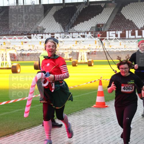 07.12.2025 - St. Pauli X-Mass-Run No. 15 Luisa Fischer http://msf.ph/oto/9390618 07.12.2025 10:56:52 Ziel 5, 4063, 236, 248, 759, 951, 955, 1790, 1793, 2170, 2538, 2542, 4063, 4146, 4493 meine-sportfotos.de