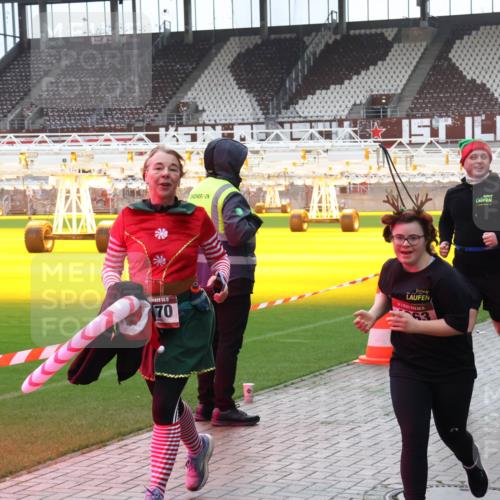 07.12.2025 - St. Pauli X-Mass-Run No. 15 Luisa Fischer http://msf.ph/oto/9390619 07.12.2025 10:56:52 Ziel 15, 70, 4, 236, 248, 759, 951, 955, 1790, 1793, 2170, 2538, 2542, 4063, 4146, 4493 meine-sportfotos.de