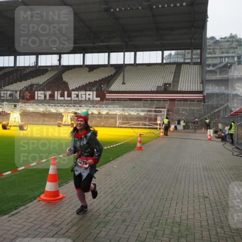 07.12.2025 - St. Pauli X-Mass-Run No. 15 Fabian Wolf http://msf.ph/oto/9390620 07.12.2025 10:24:03 Ziel 711, 2603, 2634, 3968, 4139, 4144, 4203, 4479, 4765 meine-sportfotos.de