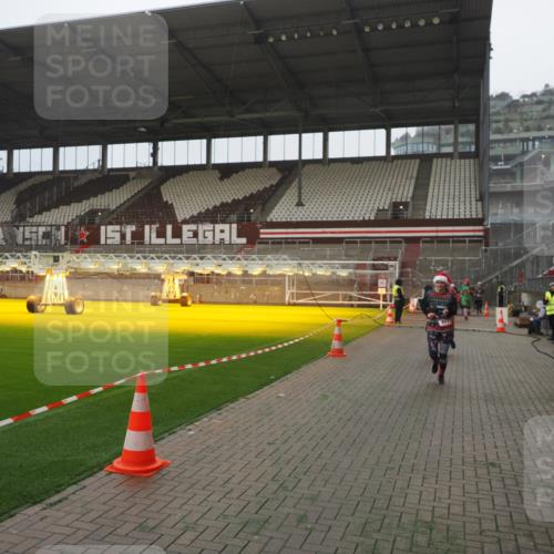 07.12.2025 - St. Pauli X-Mass-Run No. 15 Fabian Wolf http://msf.ph/oto/9390628 07.12.2025 10:24:10 Ziel 711, 897, 3968, 4040, 4203, 4479, 4765 meine-sportfotos.de