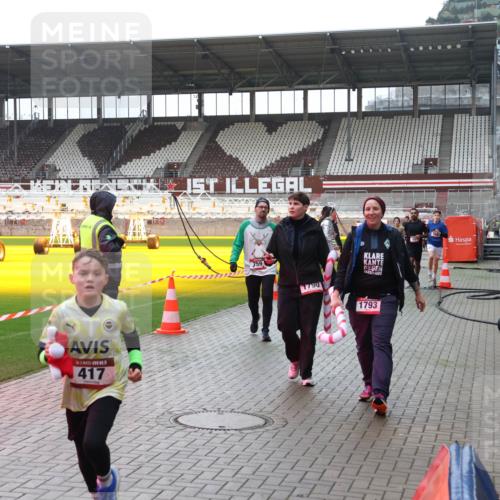 07.12.2025 - St. Pauli X-Mass-Run No. 15 Luisa Fischer http://msf.ph/oto/9390636 07.12.2025 10:57:04 Ziel 5, 417, 759, 1790, 1793, 55, 236, 248, 417, 555, 566, 568, 759, 763, 951, 955, 1203, 1790, 1793, 2170, 2538, 2542, 2664, 3275, 4063, 4146 meine-sportfotos.de